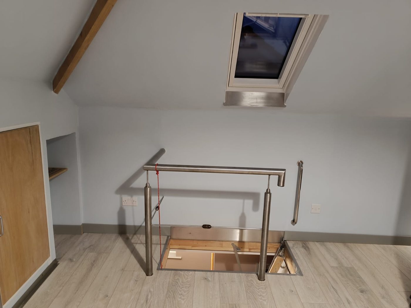 Loft-huonekalut metallista