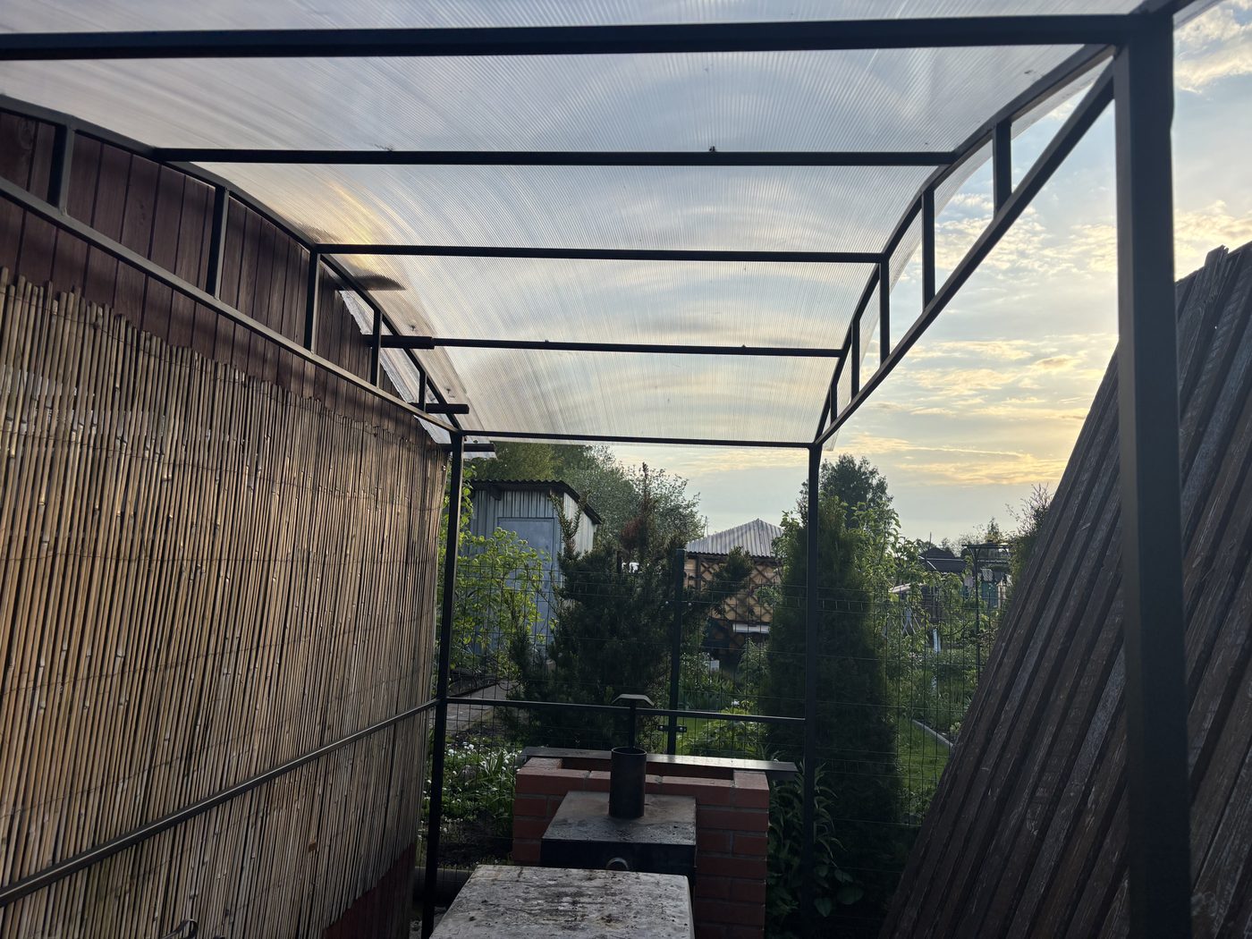 Räätälöidyt metallikatokset pihallesi